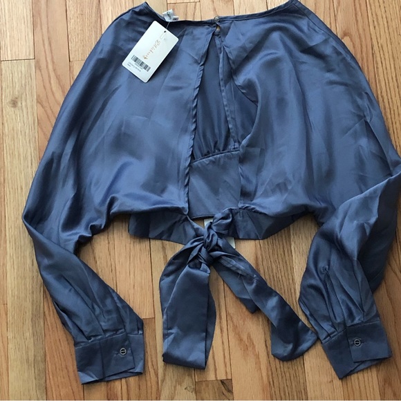 Cropped tie back blouse in a size medium. - Picture 7 of 13